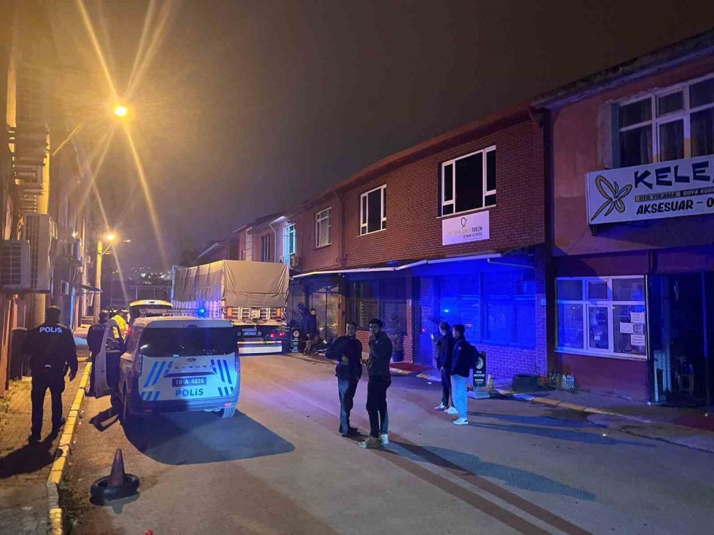 Balıkesir’de alkollü olduğu iddia edilen tır şoförü, ters yönden giderek