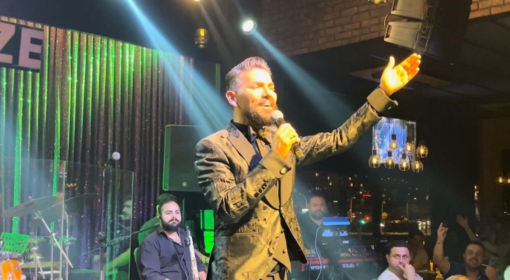 Türk müziğinin sevilen isimlerinden Mehmet Çevik, yoğun temposuyla dikkat çekmeye