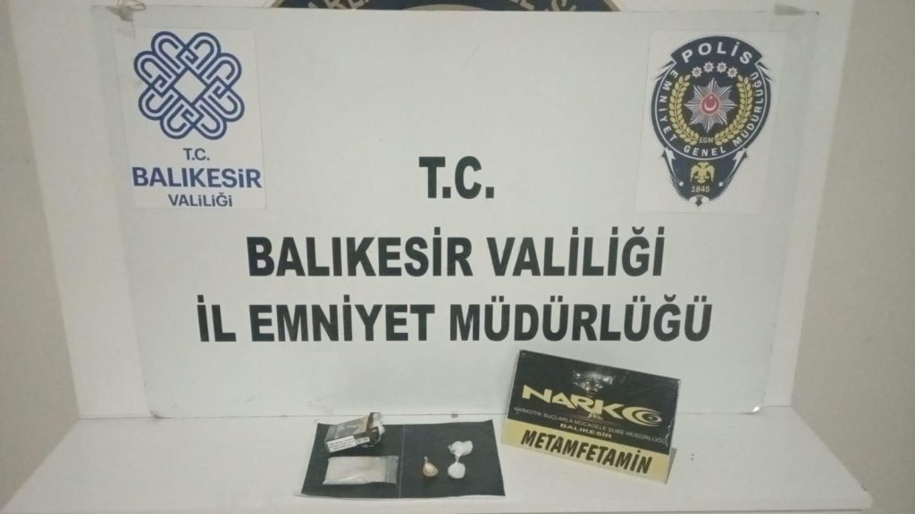 Balıkesir’de uyuşturucu madde ticareti yaptıkları tespit edilen 3 şahıs tutuklanarak