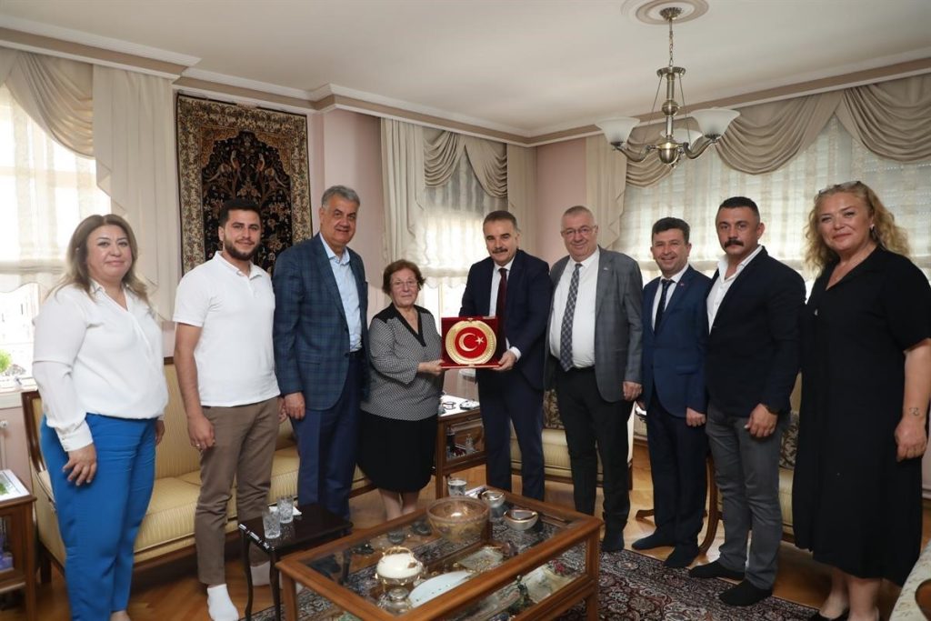 Edremit Kaymakamı Ahmet Odabaş, ilçedeki eğitim kurumlarına yaptığı katkılarla tanınan