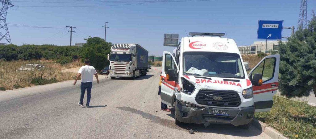 Balıkesir’in Bandırma ilçesi Edincik mevkiinde seyir halindeki ambulansın otomobile arkadan
