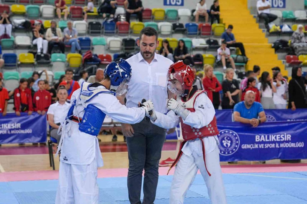 Balıkesir Şehit Turgut Solak Spor Salonu’nda düzenlenen Anadolu Yıldızlar Ligi