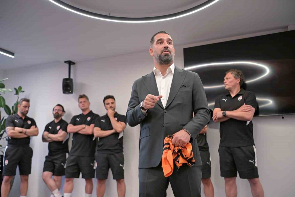 Teknik Direktör Arda Turan, yeni takımı Shakhtar Donetsk’te futbolcularla tanıştı.