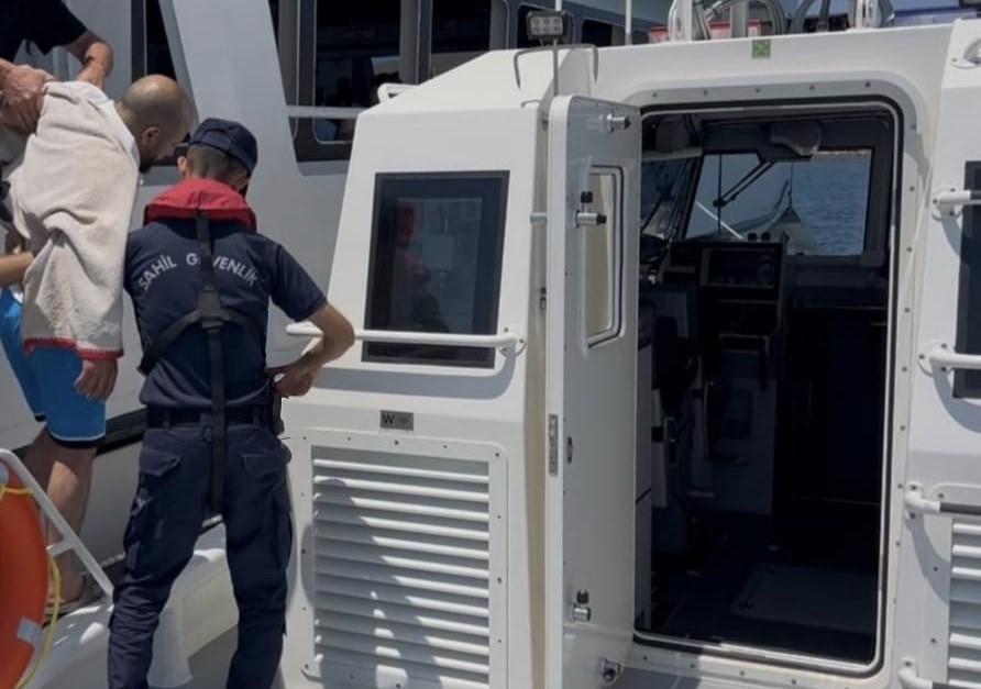 Balıkesir’in Ayvalık ilçesi açıklarında rahatsızlanan bir kişi, Sahil Güvenlik ekiplerince