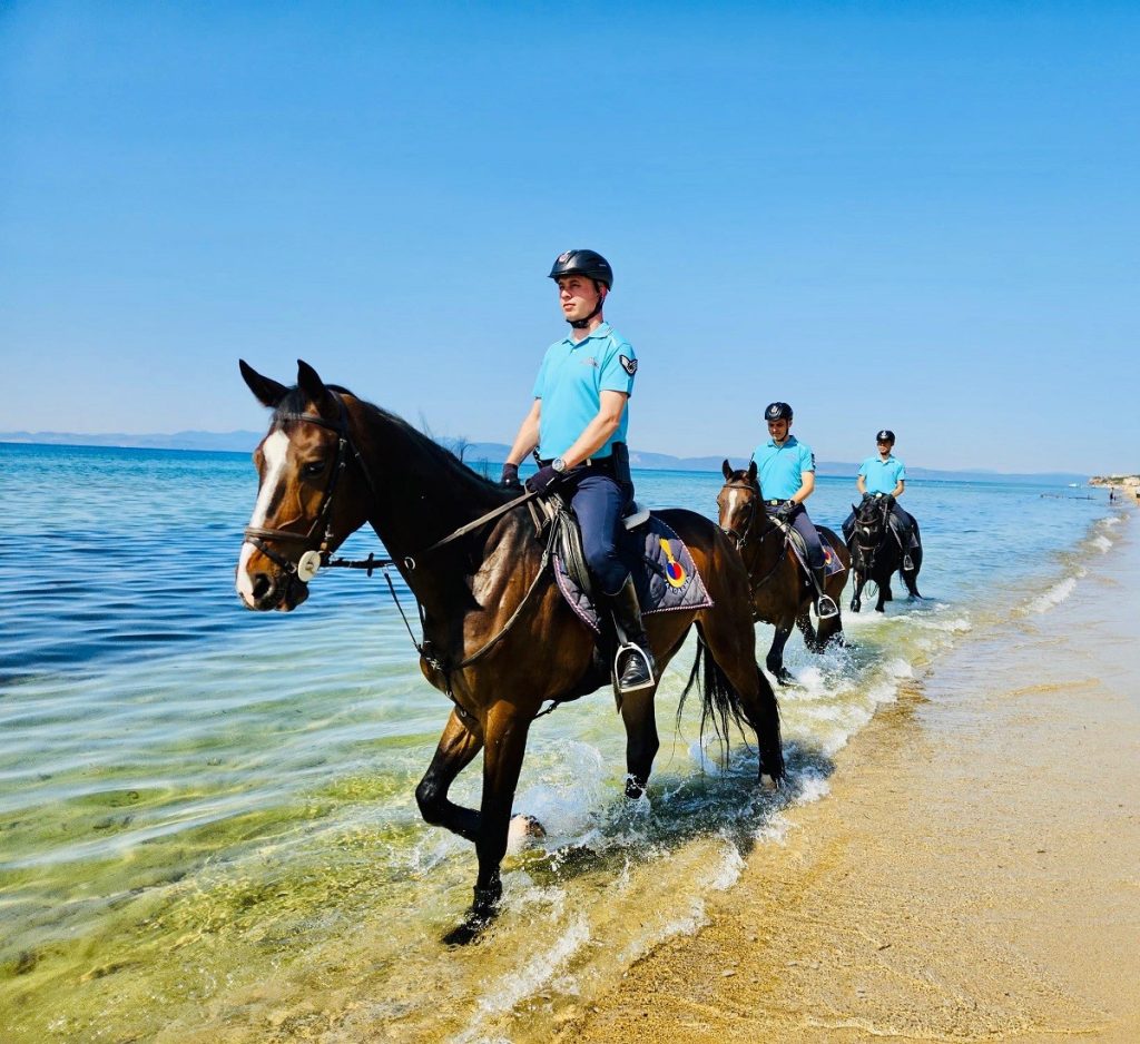 Balıkesir’in Ayvalık ilçesinde, yaz sezonu boyunca vatandaşların güvenliği için atlı