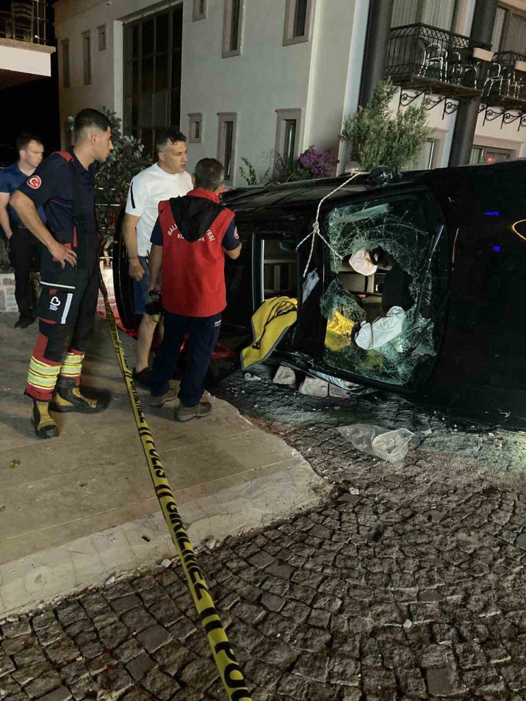 Balıkesir’in Ayvalık ilçesinde gece saatlerinde meydana gelen trafik kazasında, tanınan