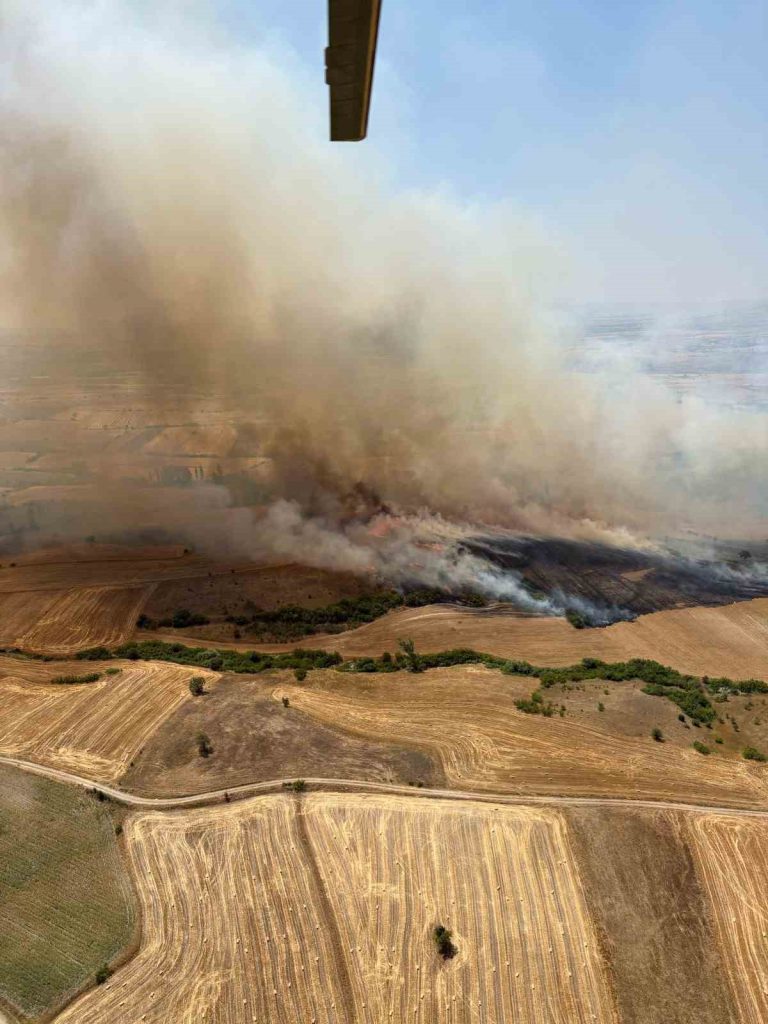 Balıkesir Kepsut ilçesinde çıkan ve kısa sürede büyüyen arazi yangınına