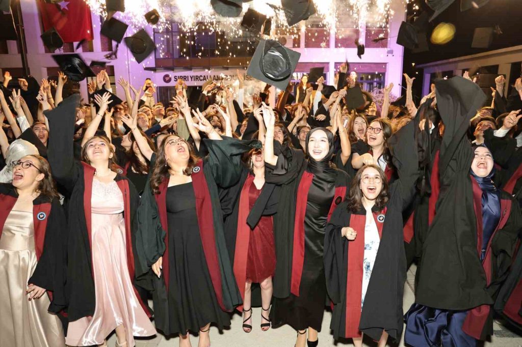 Balıkesir’in köklü okullarından Sırrı Yırcalı Anadolu Lisesi (SYAL) 34. Dönem