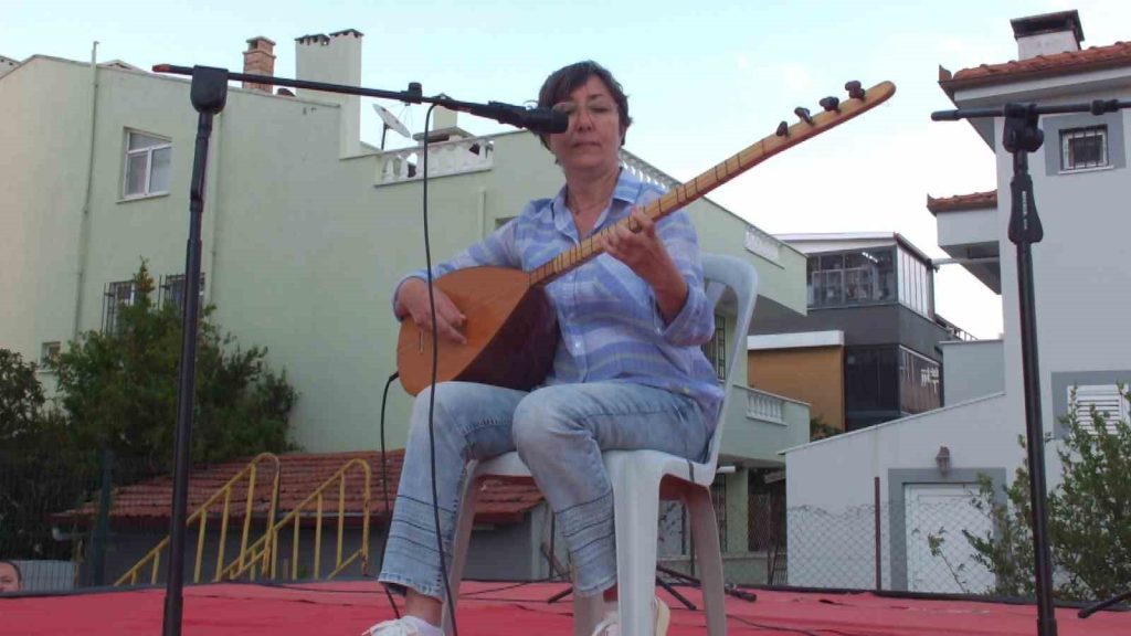 Burhaniye ilçesinde, Şehit Yılmaz Kobak İlkokulunun düzenlediği Yılsonu Şenliğinde büyük