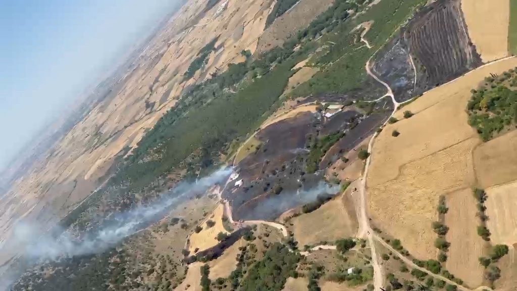 Balıkesir’in Kepsut ilçesi Şeremetler Mahallesi’nde çıkan orman yangınına müdahale çalışmaları