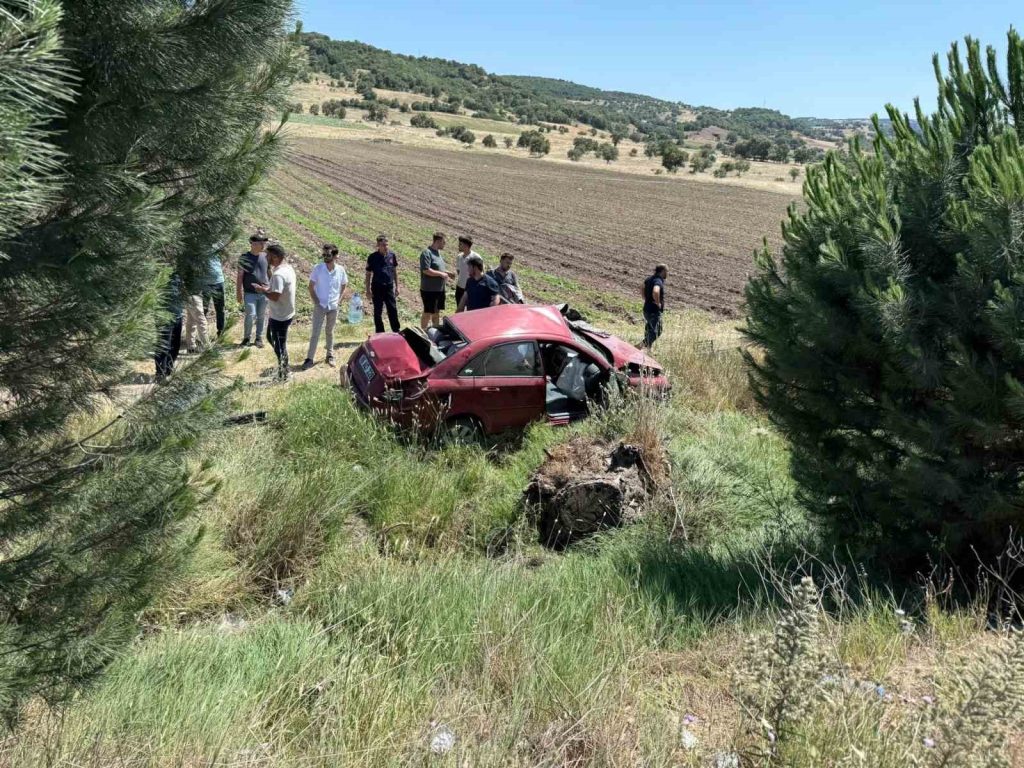 Balıkesir’in Gökçeyazı Mahallesi’nde direksiyon hakimiyeti kaybedilen otomobil şarampole uçtu. Araçta