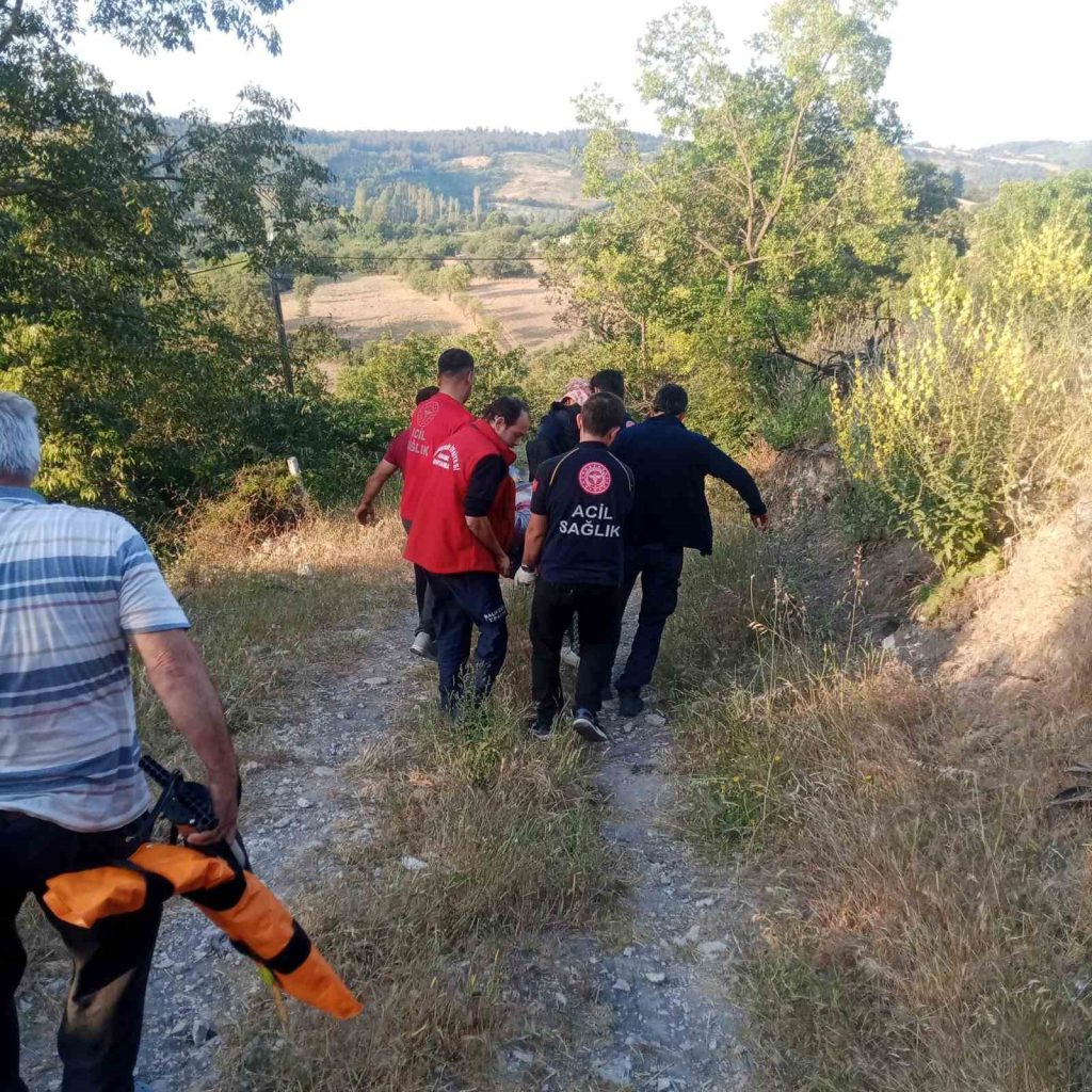 Balıkesir’in Altıeylül ilçesinde tarlasına çalışmaya giden traktör sürücüsü direksiyon hakimiyetini