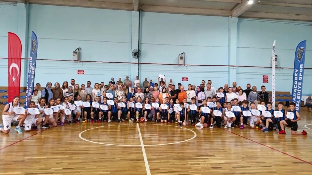 Karacabey Belediye Başkanı Fatih Karabatı, belediyeye ait spor tesislerinde gerçekleştirdiği