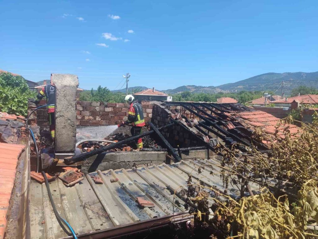 Balıkesir’in Burhaniye ilçesinde bir odunlukta çıkan yangın, bitişikteki evin çatısına
