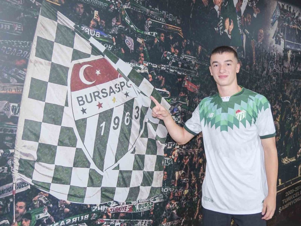 Bursaspor, Emre Işık ve Enes Çalışkan ile sözleşme yeniledi. TFF