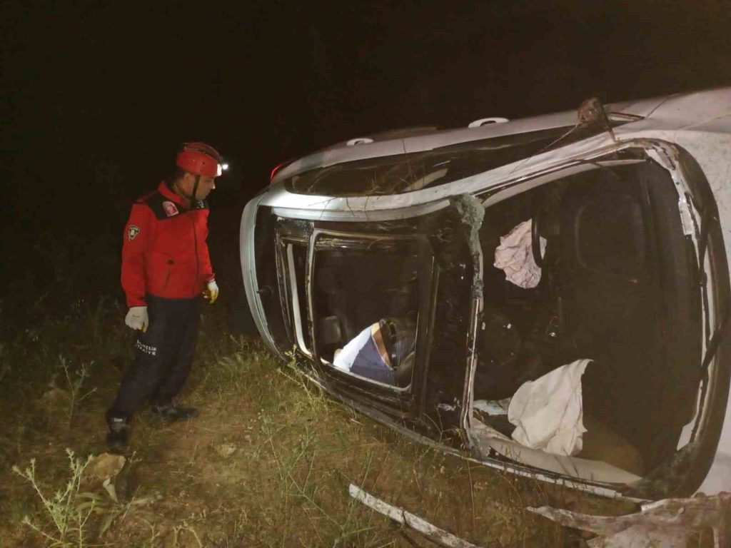 Balıkesir’in Dursunbey ilçesinde direksiyon hakimiyeti kaybedilen araç şarampole uçtu. Kazada