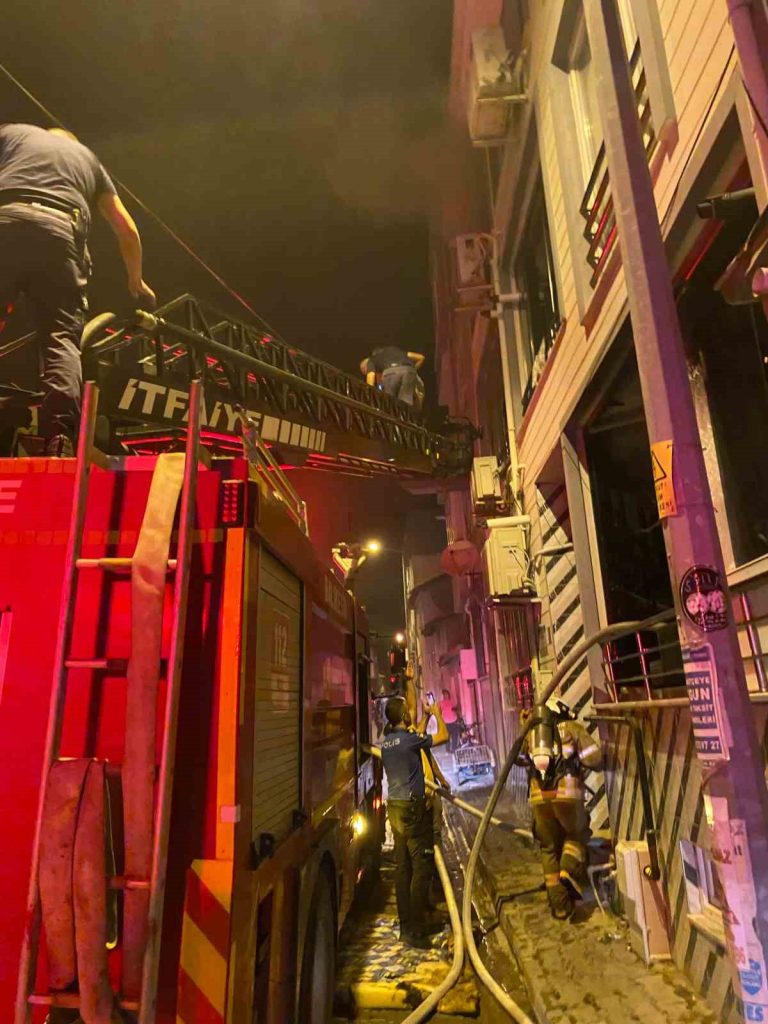 Balıkesir’in Edremit ilçesinde 3 katlı bir binanın birinci katında çıkan
