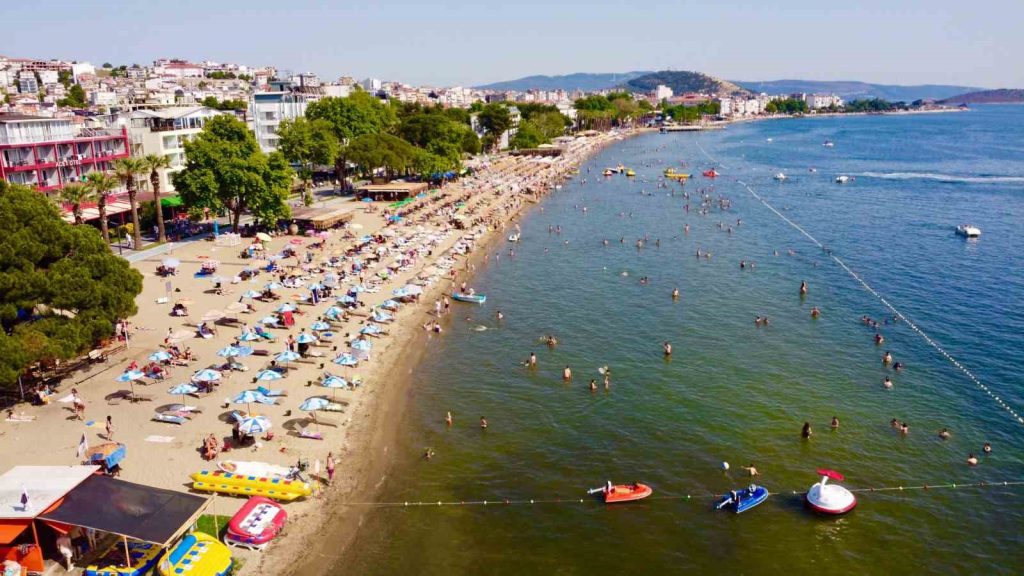 Balıkesir’de Marmara Denizi’ne kıyısı olan Erdek ilçesi, yaz sezonunu bayram