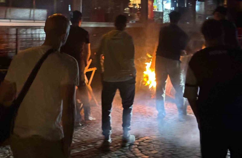 Balıkesir’in Erdek ilçesinde bir otel odasında dün gece çıkan yangın