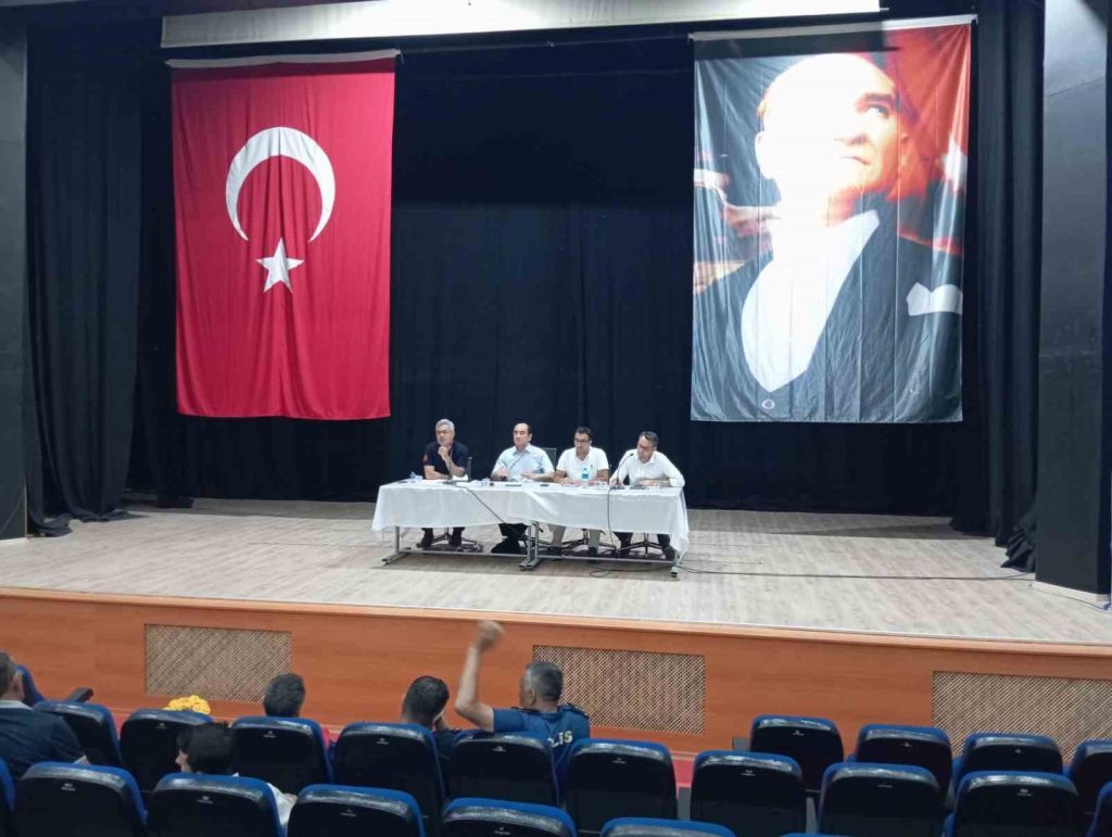Gönen Kaymakamı Ahmet Altıntaş başkanlığında, Gönen’de bir Konferans Salonu’nda muhtarlar