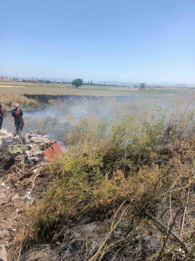 Balıkesir’in Karesi ilçesinde arazide çıkan anız yangını aşırı rüzgara karşı
