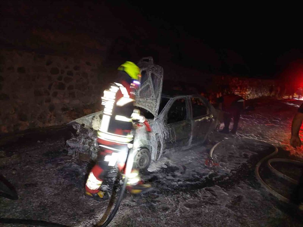 Balıkesir’in Edremit ilçesinde Kalkım yolu üzerinde seyir halindeki bir araçta