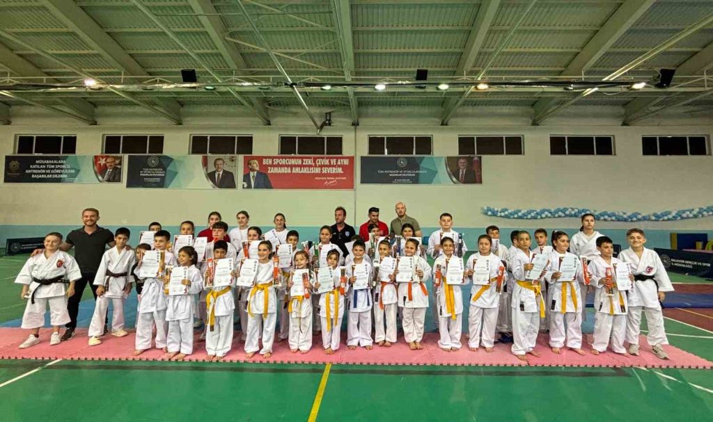 Balıkesir’in Manyas ilçesinde faaliyet gösteren Manyas Belediyespor Karate Kulübü’nün sporcuları,