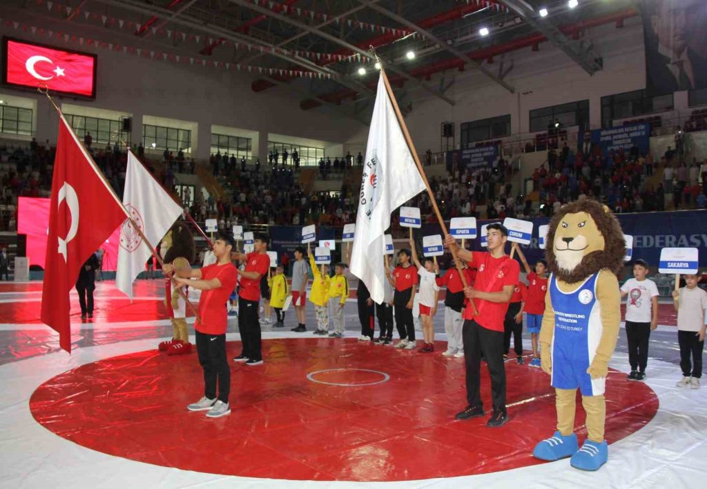 Sivas’ta başlayan Minikler Türkiye Güreş Şampiyonası’nın açılış seremonisi Sivas Valisi