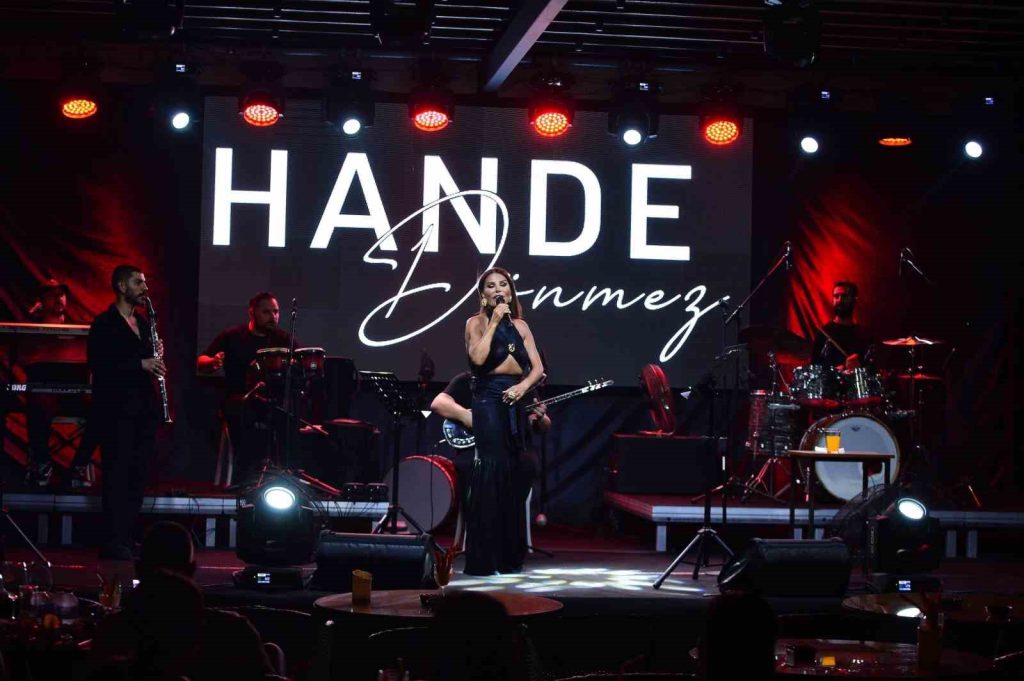 Müzik dünyasının sevilen ismi Hande Dönmez, Bodrum Azka Otel’de verdiği