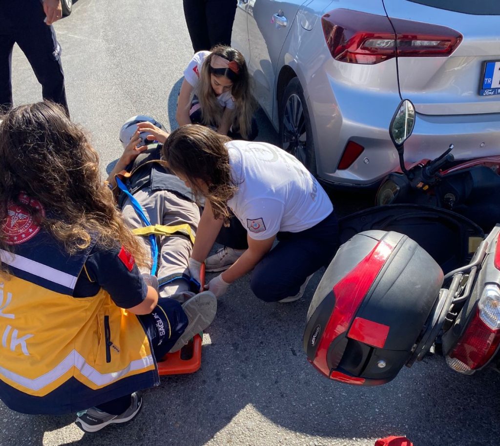 Balıkesir’in Bandırma ilçesinde kırmızı ışıkta bekleyen otomobile motosiklet çarptı. Edinilen