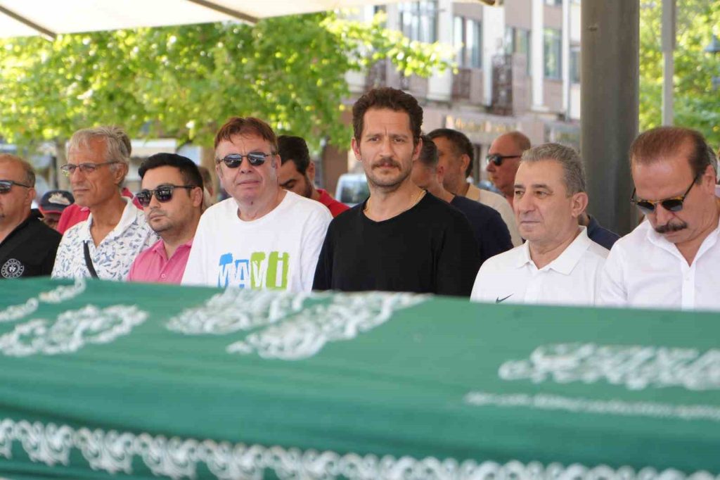 Ünlü oyuncu Uraz Kaygılaroğlu, doğum gününde dedesinden gelen acı haberle