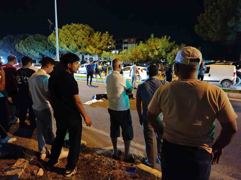 Burhaniye Ören yolunda bir otomobil, yolun karşısına geçmek isteyen vatandaşa