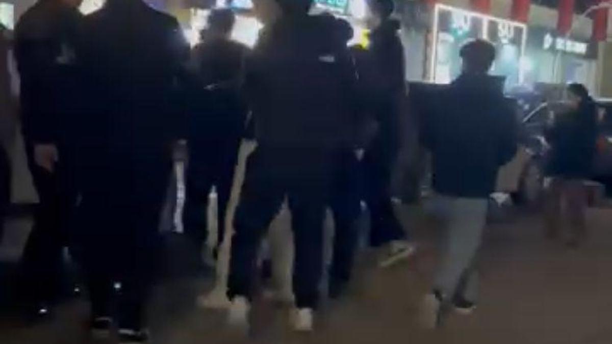 Başakşehir'de iftarın ardından iki grup arasında çıkan kavga kamerada