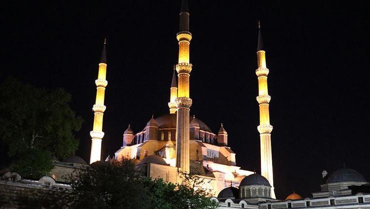 Berat Kandili ne zaman 2025? Diyanet Berat Kandili 2025 hangi gün, ayın kaçında? 2025 Berat Kandili tarihi ve diğer kandiller