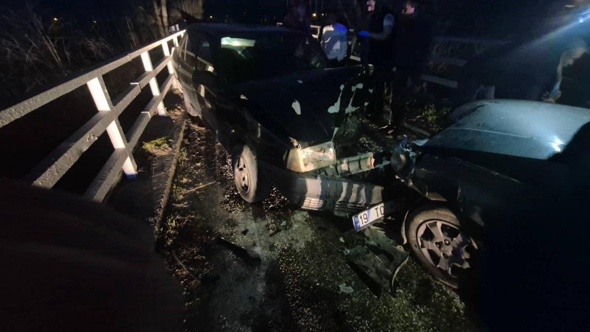 Bursa'da iki otomobil kafa kafaya çarpıştı: 3 yaralı