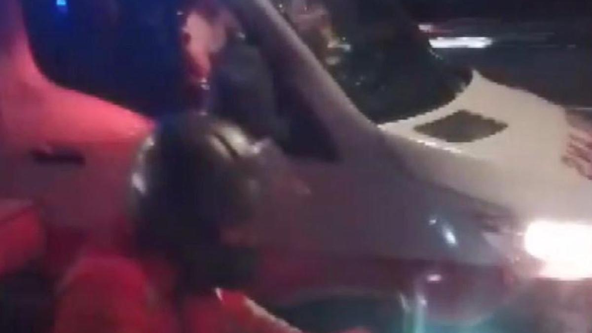 Fırtınada köprüyü geçmeye çalışan motokuryeye ambulans ve metrobüs kalkan oldu