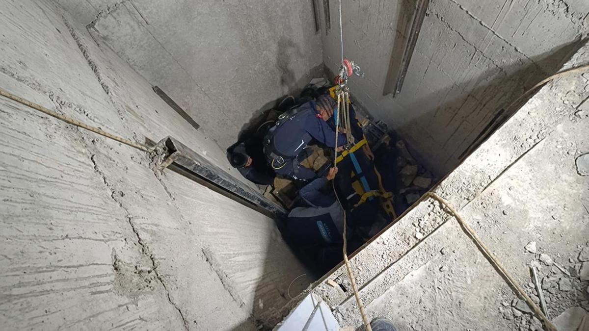İnşaatta havalandırma boşluğuna düşen 2 işçi kurtarıldı