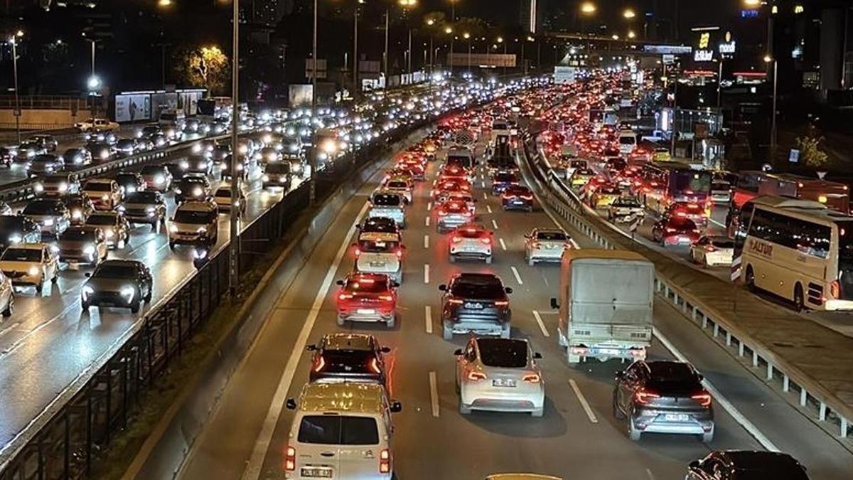 İstanbul'da iftar öncesi trafik yoğunluğu yüzde 83'e yükseldi