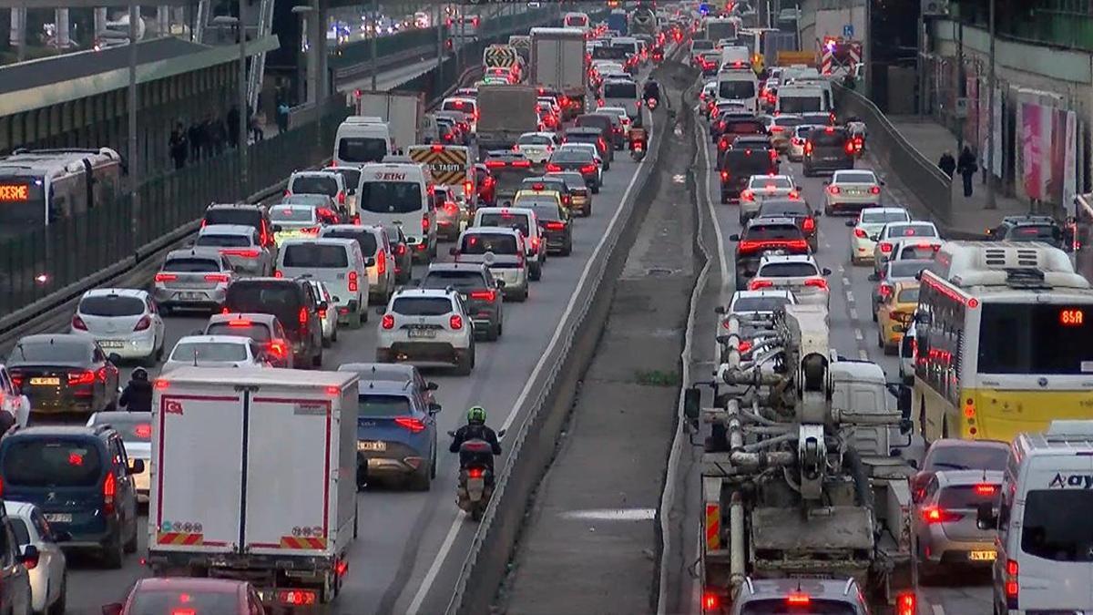 İstanbul'da trafik çilesi: İftar öncesi trafik yoğunluğu yüzde 87’ye ulaştı