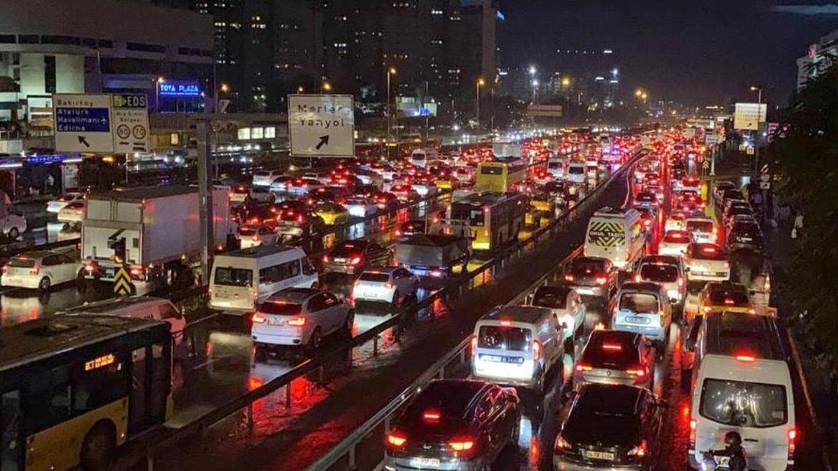 Megakent haftanın ilk günü kilit: Trafik yoğunluğu yüzde 80'e çıktı! İşte kara yollarında son durum