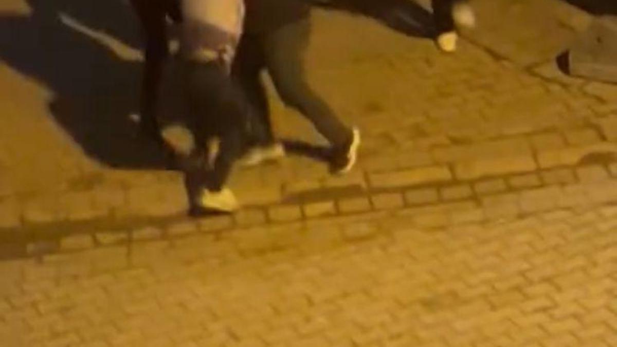 Sultangazi'de trafik tartışmasında aracından inen sürücüyü mahalleliler darbetti