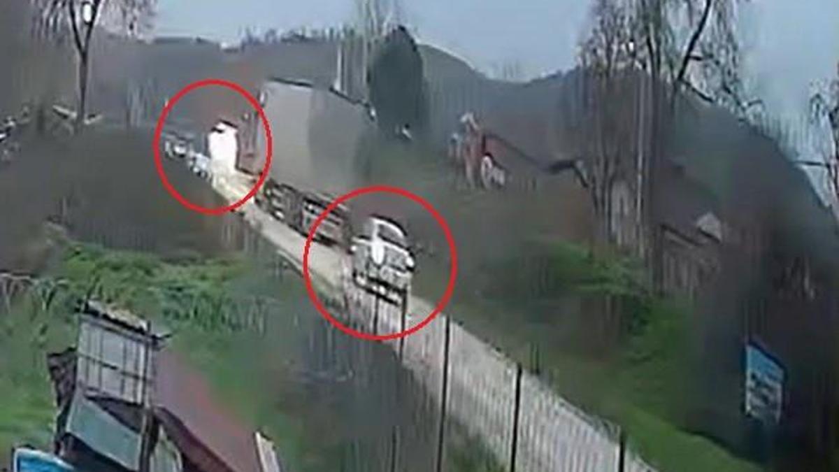 Virajda sollama kazası kamerada; 3 yaralı