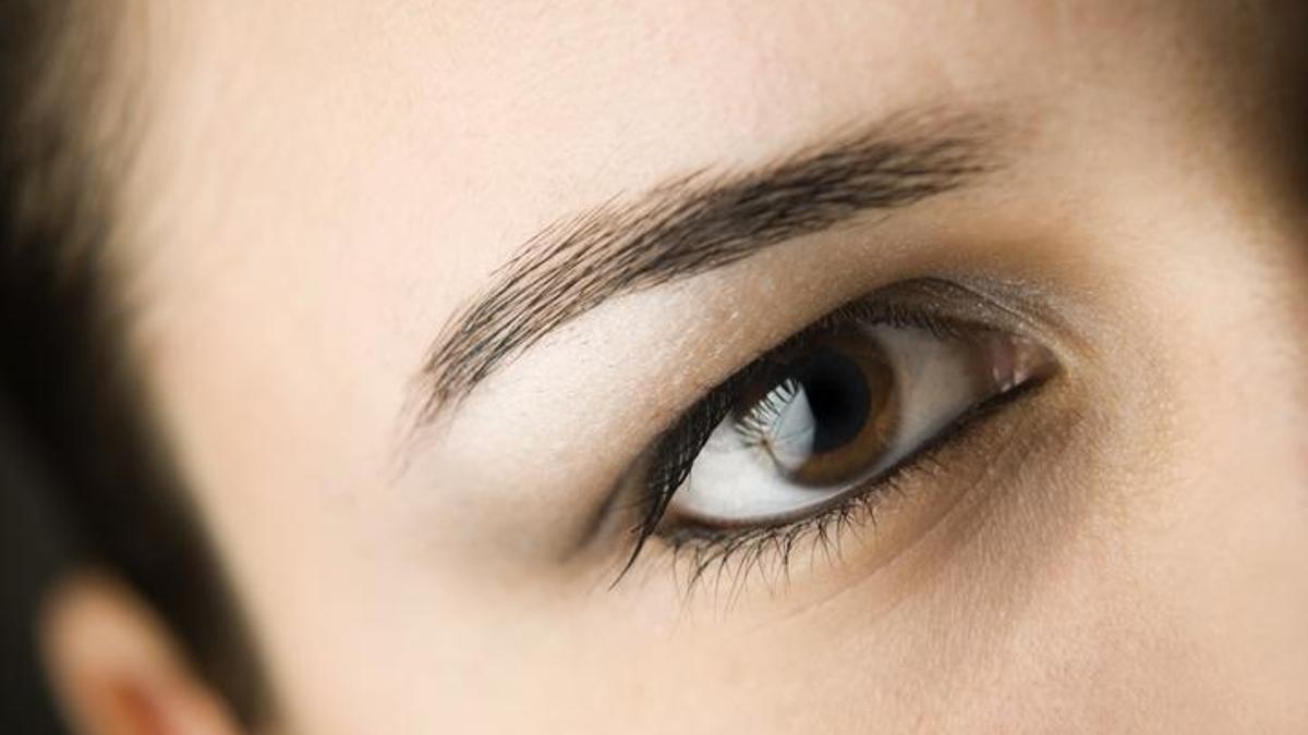 Güzellik merkezlerinin sır gibi sakladığı yöntem! Küsen kaşları uykusundan uyandırıyor