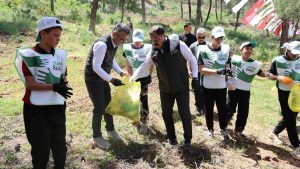 Hatay Valisi Masatlı, gençlerle birlikte ormanda çevre temizliği yaptı