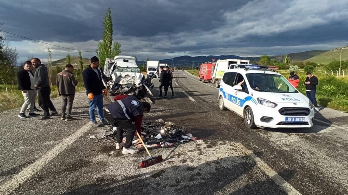 Kayseri’de hafif ticari araç ile otomobil çarpıştı: 1 ölü, 2 yaralı