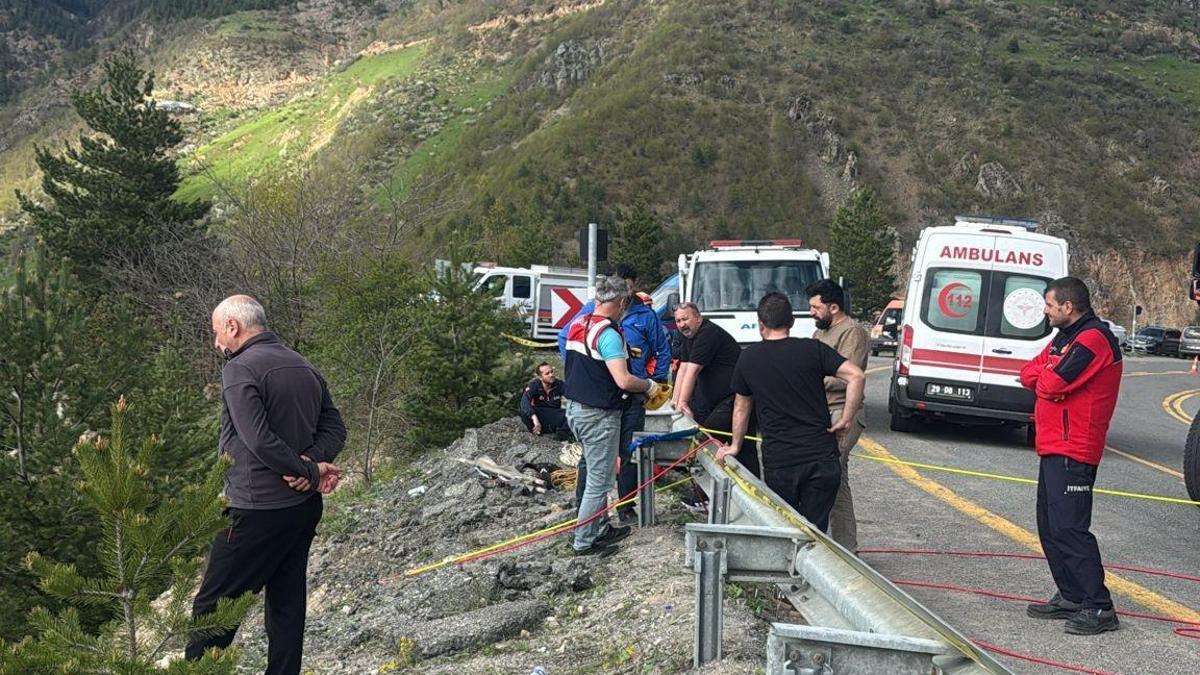 Motosiklet uçuruma yuvarlandı; 1 ölü, 1 yaralı