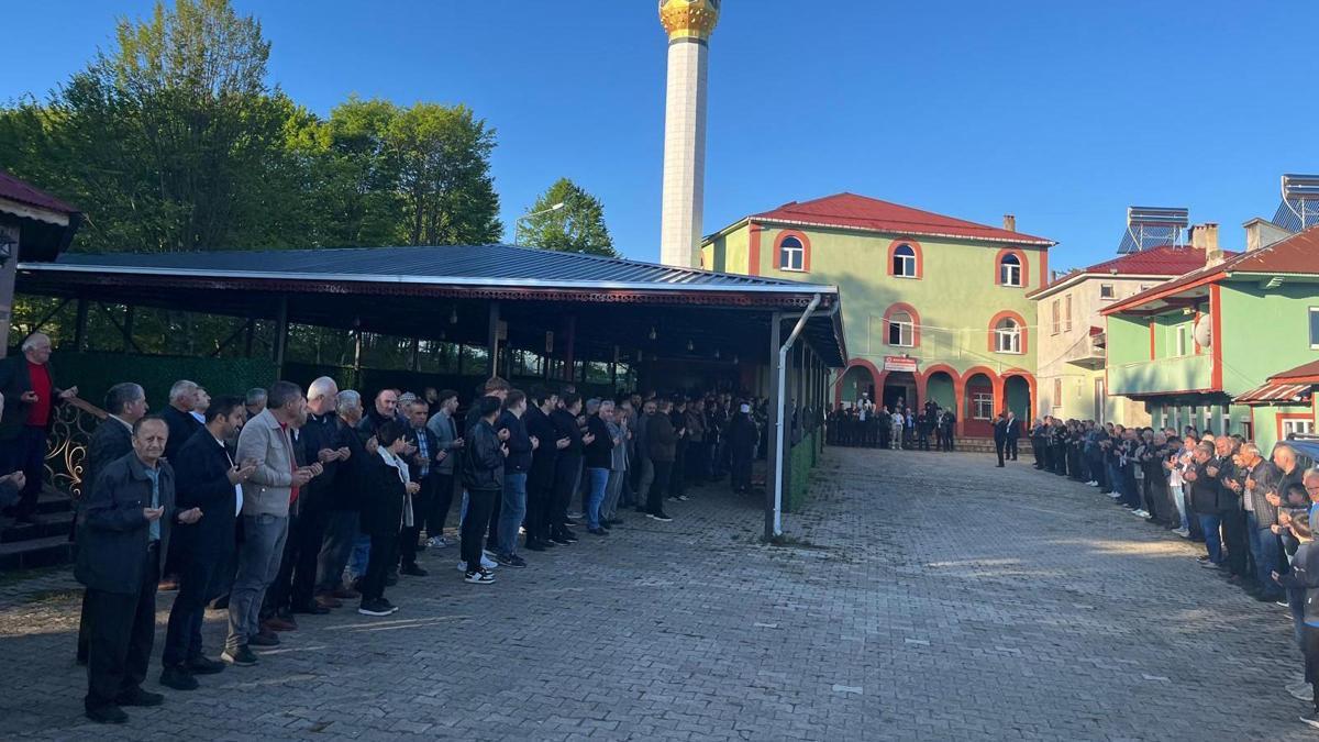 Ordu'da cami çıkışı bayramlaşmak isteyenler metrelerce kuyruk oluşturdu