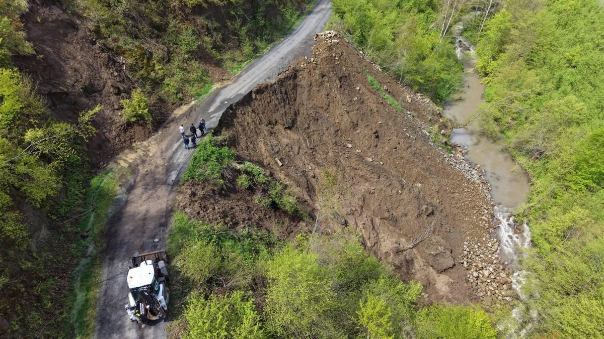 Ordu'da yaşanan heyelan nedeniyle yollarda çökme oluştu
