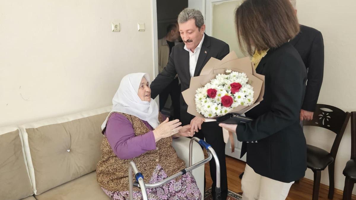 Samsun Valisi Tavlı’dan şehit annesine Anneler Günü ziyareti