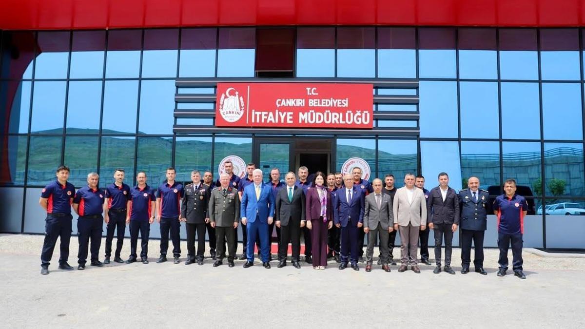 Vali Çakırtaş'tan bayramda görev yapan kurumların personeline ziyaret etti